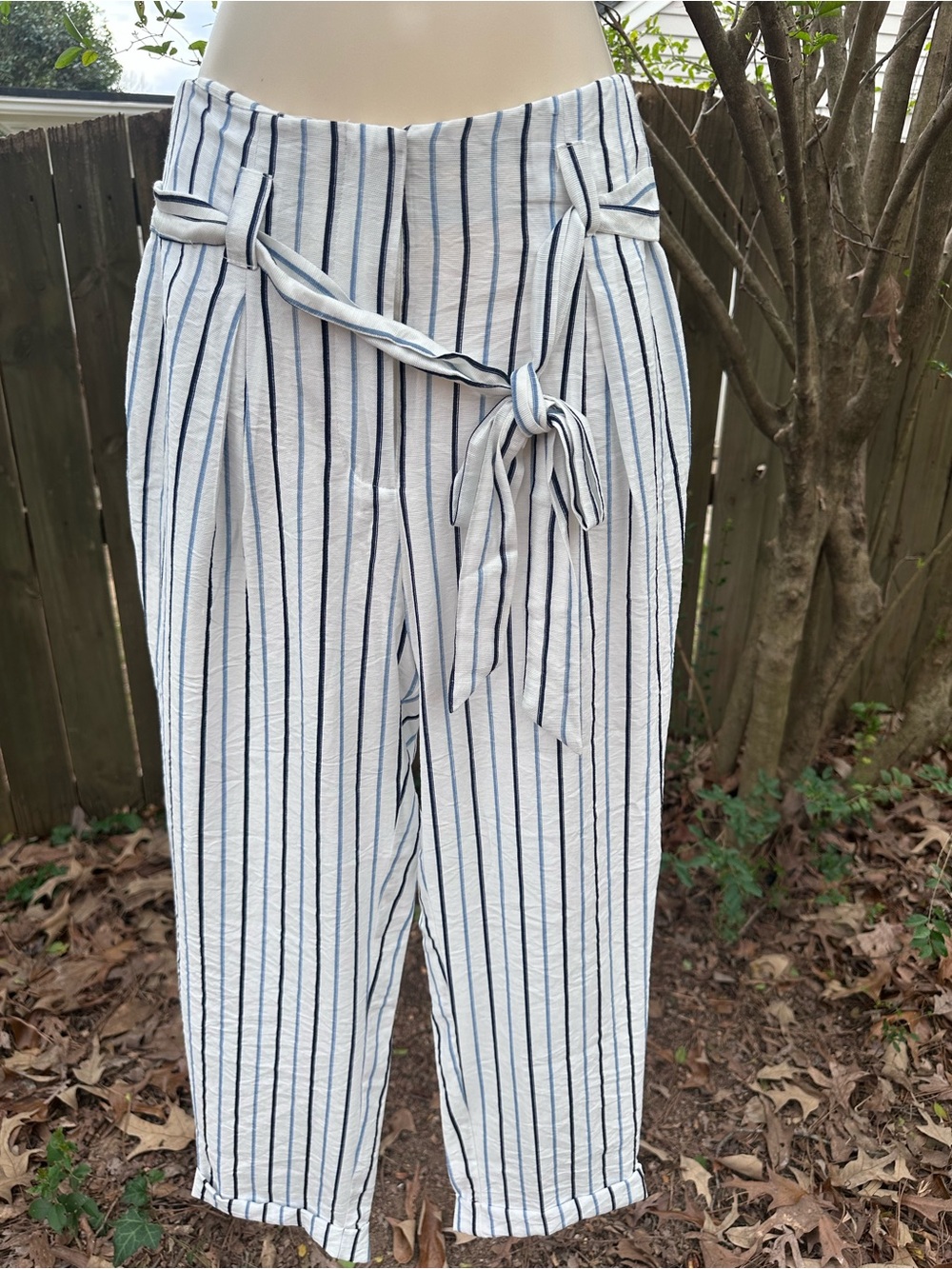 Moon River White & Navy Striped Tie-Waist Cropped Pants